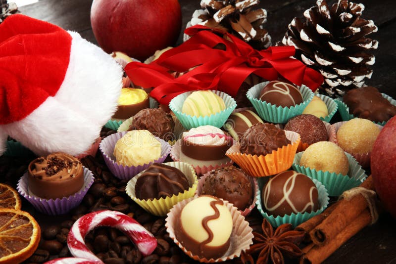 Heel wat pralines van de verscheidenheidschocolade, Belgische banketbakkerij gourm royalty-vrije stock afbeelding Heel wat pralines van de verscheidenheidschocolade, Belgische banketbakkerij gourm royalty-vrije stock afbeelding