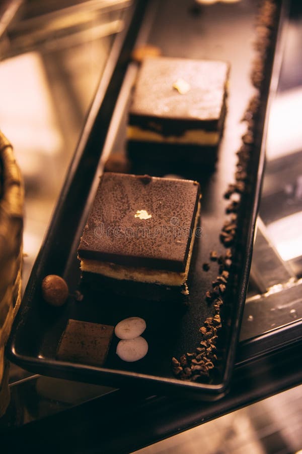 Heel wat vers gebakken broodbrood op houten displayTiramisu is een koffie-op smaak gebracht Italiaans dessert op zwart dienblad k stock afbeeldingen Heel wat vers gebakken broodbrood op houten displayTiramisu is een koffie-op smaak gebracht Italiaans dessert op zwart dienblad k stock afbeeldingen