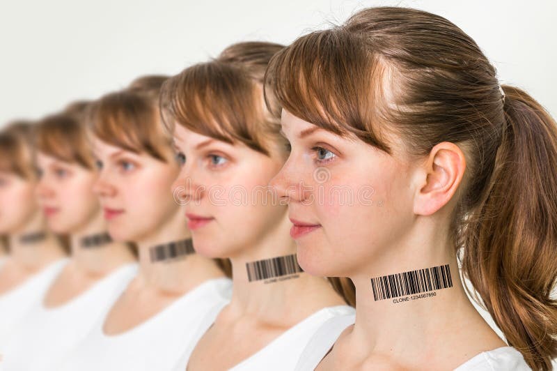 Heel wat vrouwen op een rij met streepjescode - genetisch kloonconcept stock foto Heel wat vrouwen op een rij met streepjescode - genetisch kloonconcept stock foto
