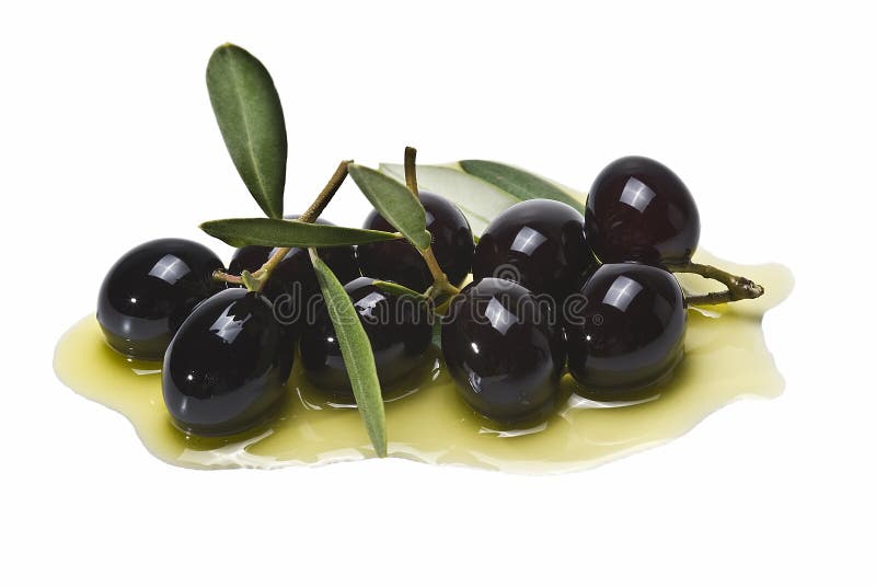 Heel wat zwarte olijven op olijfolie.