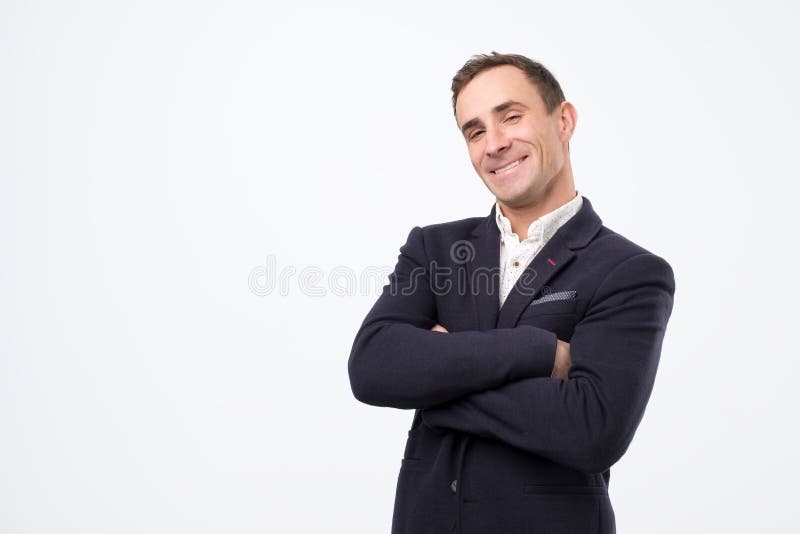 Heerfulkerel die en camera met een grote grijns lachen bekijken stock afbeelding Heerfulkerel die en camera met een grote grijns lachen bekijken stock afbeelding