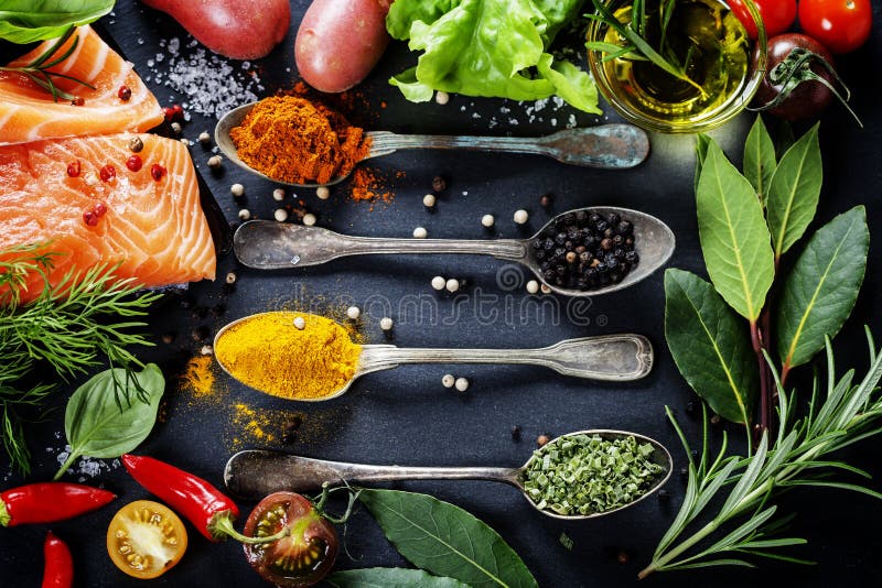 Heerlijk gedeelte van verse zalmfilet met aromatische kruiden, royalty-vrije stock afbeelding Heerlijk gedeelte van verse zalmfilet met aromatische kruiden, royalty-vrije stock afbeelding