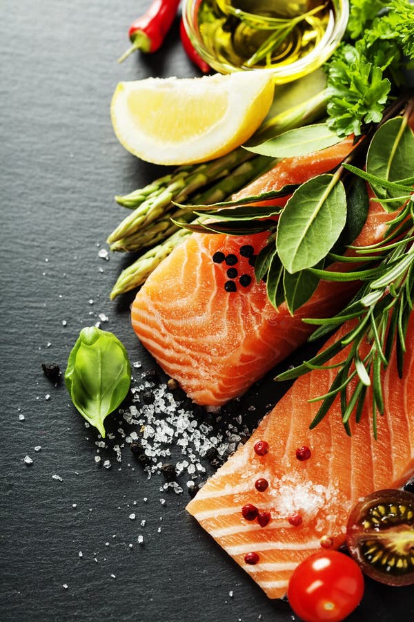 Heerlijk gedeelte van verse zalmfilet met aromatische kruiden, royalty-vrije stock afbeelding Heerlijk gedeelte van verse zalmfilet met aromatische kruiden, royalty-vrije stock afbeelding