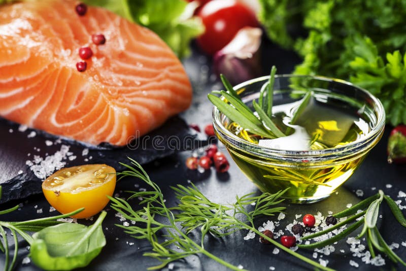 Heerlijk gedeelte van verse zalmfilet met aromatische kruiden, stock fotografie Heerlijk gedeelte van verse zalmfilet met aromatische kruiden, stock fotografie