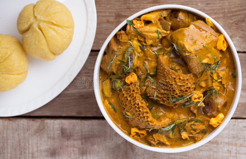 Heerlijk nigeriaans gerecht garri of eba met oha - soep