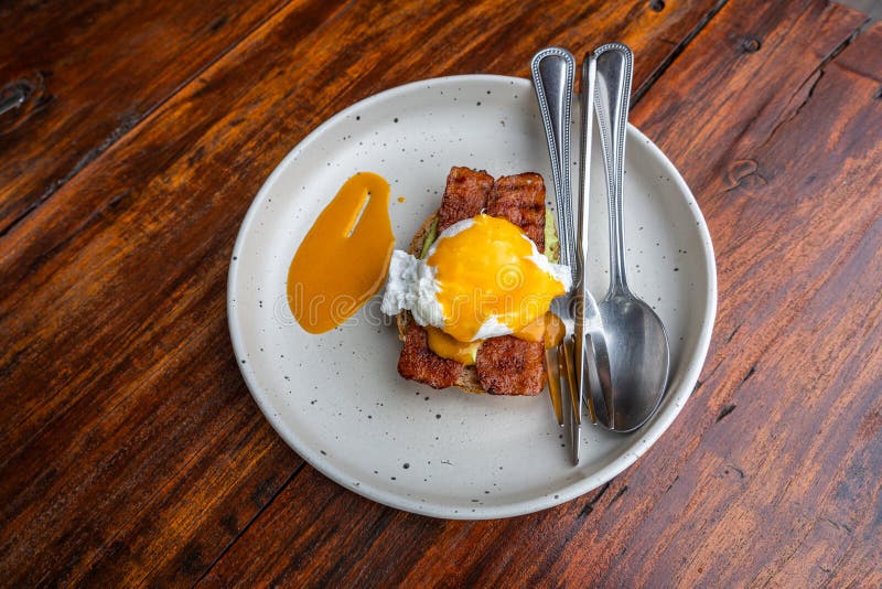 Heerlijk ontbijtavocado met bacon en ei stock foto
