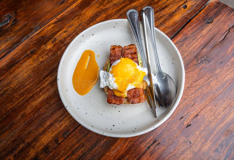 Heerlijk ontbijtavocado met bacon en ei royalty-vrije stock foto