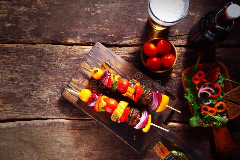 Heerlijke barlunch van verse vegetarische kebabs stock fotografie Heerlijke barlunch van verse vegetarische kebabs stock fotografie