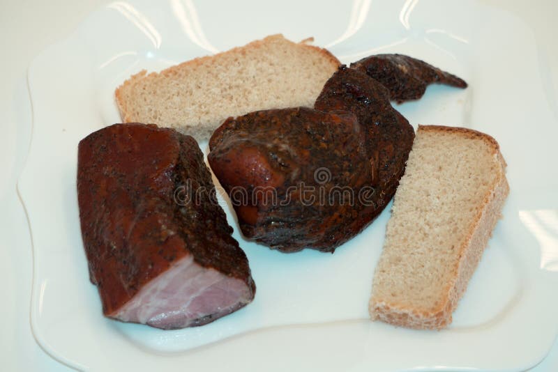 Heerlijke BBQ ribben met geroosterd brood, cole slaw en een pittige BBQ saus stock foto's Heerlijke BBQ ribben met geroosterd brood, cole slaw en een pittige BBQ saus stock foto's