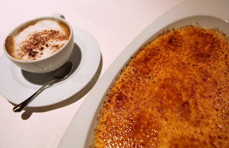 Heerlijke brulee cappuccino en gebakken room stock foto's Heerlijke brulee cappuccino en gebakken room stock foto's