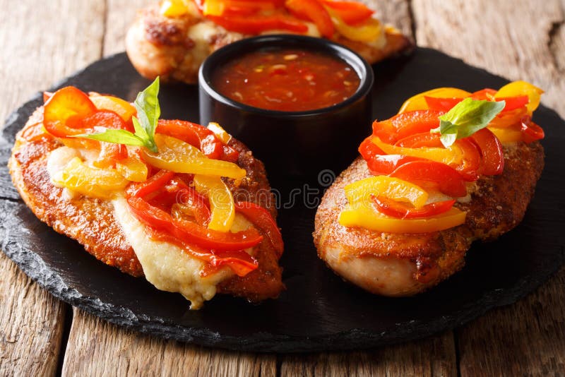 Heerlijke die de kippenborst van cayennepeper met kaas en groene paprika'sclose-up wordt gebakken op een raad horizontaal royalty-vrije stock afbeeldingen Heerlijke die de kippenborst van cayennepeper met kaas en groene paprika'sclose-up wordt gebakken op een raad horizontaal royalty-vrije stock afbeeldingen