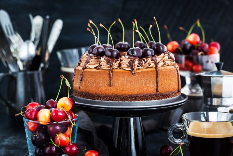 Heerlijke eigengemaakte die chocoladekaastaart met verse che wordt verfraaid royalty-vrije stock fotografie Heerlijke eigengemaakte die chocoladekaastaart met verse che wordt verfraaid royalty-vrije stock fotografie