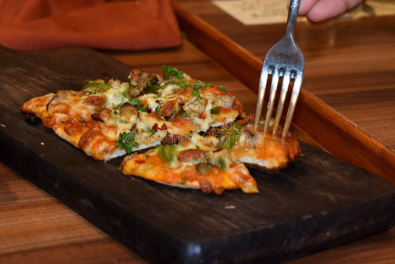Heerlijke en mouthwatering pizzaplakken stock foto Heerlijke en mouthwatering pizzaplakken stock foto