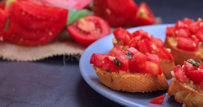 Heerlijke italiaanse bruschetta op het bord dat klaar is om te worden uitgereden