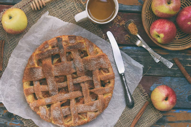 Heerlijke klassieke Amerikaanse appeltaart Vers gebakken gebakje met vruchten Gezond voedselconcept Rustieke stijl De ruimte van royalty-vrije stock foto's Heerlijke klassieke Amerikaanse appeltaart Vers gebakken gebakje met vruchten Gezond voedselconcept Rustieke stijl De ruimte van royalty-vrije stock foto's