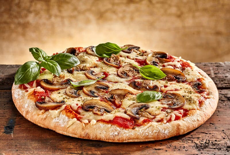 Heerlijke kleine pizza met paddestoelen en basilicum royalty-vrije stock foto's Heerlijke kleine pizza met paddestoelen en basilicum royalty-vrije stock foto's