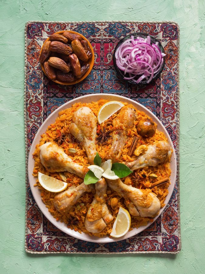 Heerlijke kruidige kip Biryani in witte kom op zwarte achtergrond, Indisch of Pakistaans voedsel royalty-vrije stock afbeeldingen Heerlijke kruidige kip Biryani in witte kom op zwarte achtergrond, Indisch of Pakistaans voedsel royalty-vrije stock afbeeldingen
