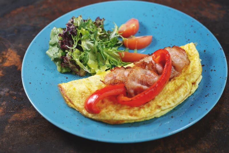 Heerlijke ontbijt Gebraden omlette met gesneden ham stock afbeeldingen Heerlijke ontbijt Gebraden omlette met gesneden ham stock afbeeldingen