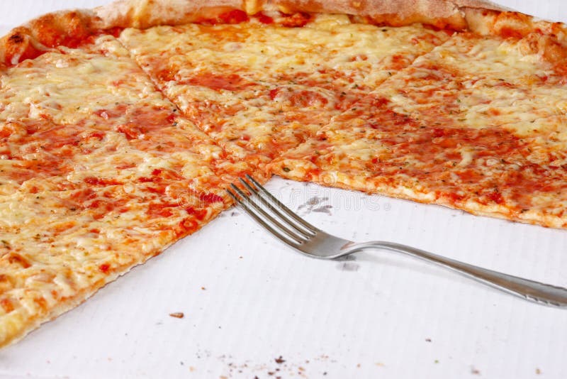 Heerlijke pizza Margarita met vork en mes Neem vers gebakken Italiaanse traditionele klassieke pizza die in een doos worden gehou royalty-vrije stock afbeeldingen Heerlijke pizza Margarita met vork en mes Neem vers gebakken Italiaanse traditionele klassieke pizza die in een doos worden gehou royalty-vrije stock afbeeldingen