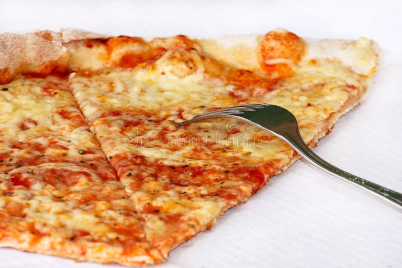 Heerlijke pizza Margarita met vork en mes Neem vers gebakken Italiaanse traditionele klassieke pizza die in een doos worden gehou stock foto's Heerlijke pizza Margarita met vork en mes Neem vers gebakken Italiaanse traditionele klassieke pizza die in een doos worden gehou stock foto's