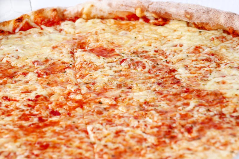 Heerlijke pizza Margarita Neem vers gebakken Italiaanse pizza die in een doos worden gehouden, sluit omhoog Italiaanse traditione stock foto Heerlijke pizza Margarita Neem vers gebakken Italiaanse pizza die in een doos worden gehouden, sluit omhoog Italiaanse traditione stock foto