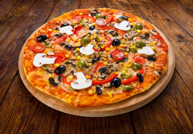 Heerlijke vegetarische pizza met tomaten, paddestoelen en olijven royalty-vrije stock foto Heerlijke vegetarische pizza met tomaten, paddestoelen en olijven royalty-vrije stock foto