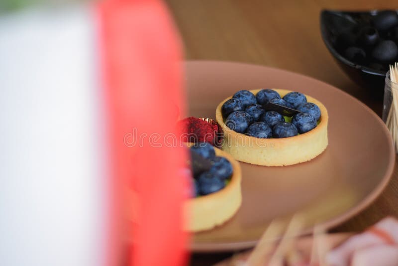 Heerlijke verse bosbes en aardbeicakes op de vakantielijst royalty-vrije stock fotografie Heerlijke verse bosbes en aardbeicakes op de vakantielijst royalty-vrije stock fotografie