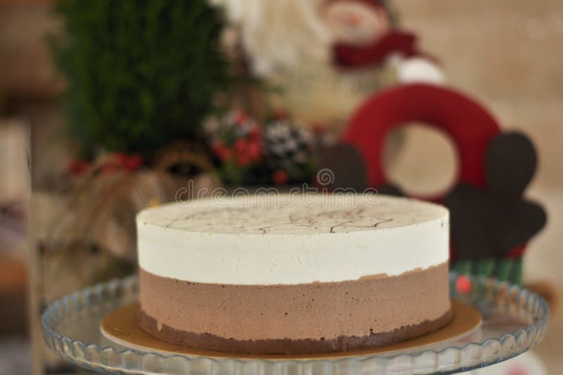 Heerlijke verse gebakken Cappuccinocake met Kerstmisconcept stock afbeelding Heerlijke verse gebakken Cappuccinocake met Kerstmisconcept stock afbeelding