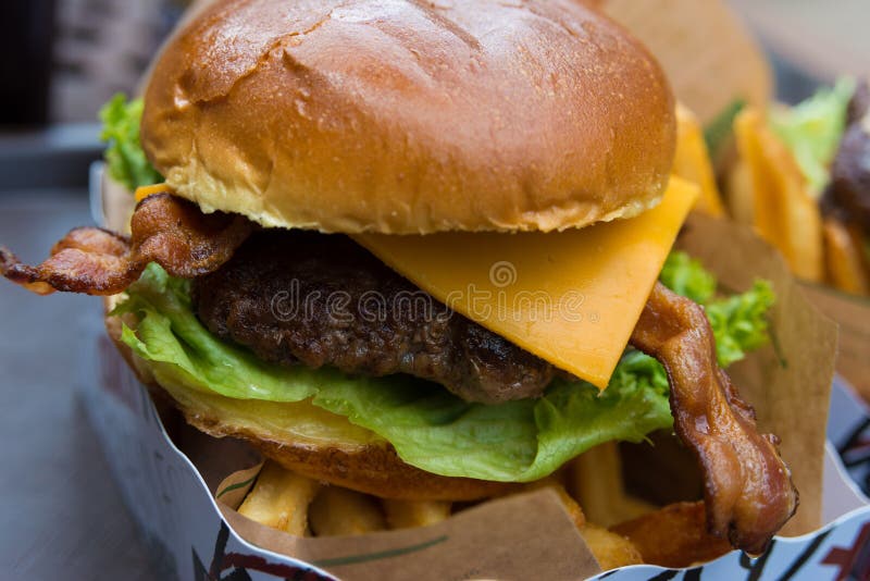 Heerlijke verse hamburger dichte omhooggaand Selectieve nadruk met ondiepe diepte van gebied royalty-vrije stock afbeelding Heerlijke verse hamburger dichte omhooggaand Selectieve nadruk met ondiepe diepte van gebied royalty-vrije stock afbeelding