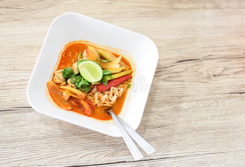 Heet Tom Yum Noodles op Uitstekende Houten Achtergrond stock foto's Heet Tom Yum Noodles op Uitstekende Houten Achtergrond stock foto's