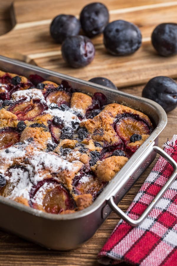 Hefekuchen Mit Pflaumen Und Blaubeeren Stockbild - Bild von organisch ...