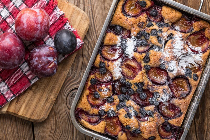 Hefekuchen Mit Pflaumen Und Blaubeeren Stockfoto - Bild von blaubeeren ...