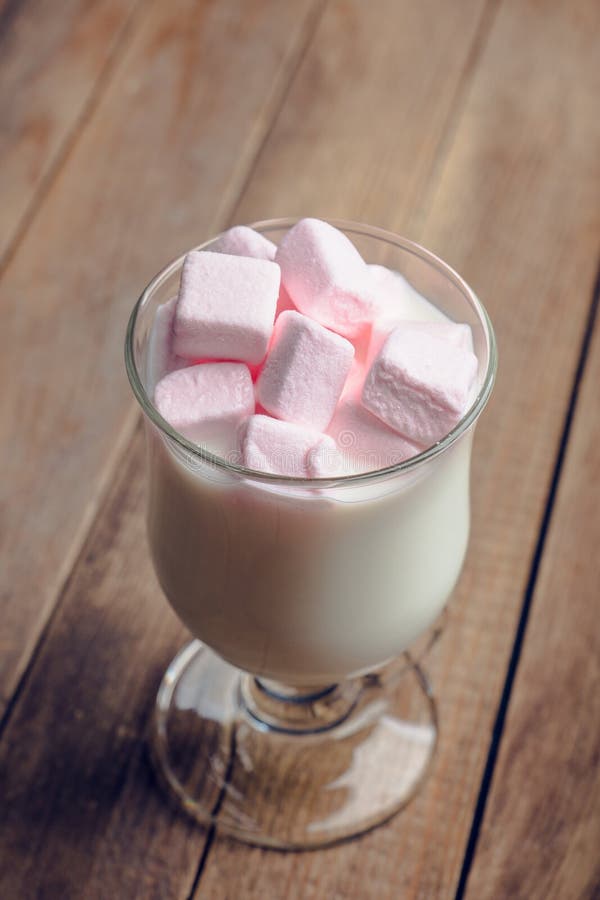 Heiße Süße Milch Mit Rosa Eibischen Stockbild - Bild von hintergrund ...