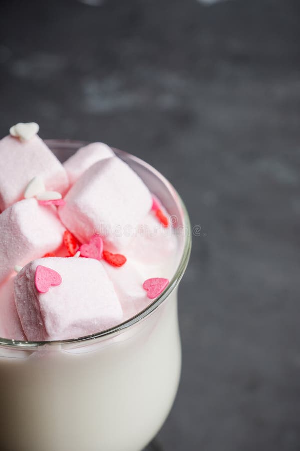 Heiße Süße Milch Mit Rosa Eibischen Stockbild - Bild von hintergrund ...