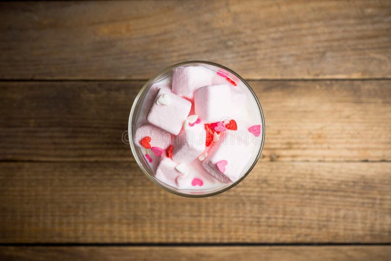 Heiße Süße Milch Mit Rosa Eibischen Stockbild - Bild von hintergrund ...