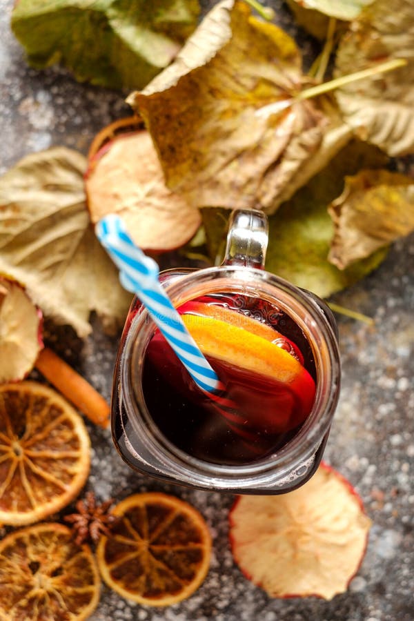 Heißer Glühwein Mit Orange, Zimt, Kardamom Und Anis Auf Dar Stockfoto ...