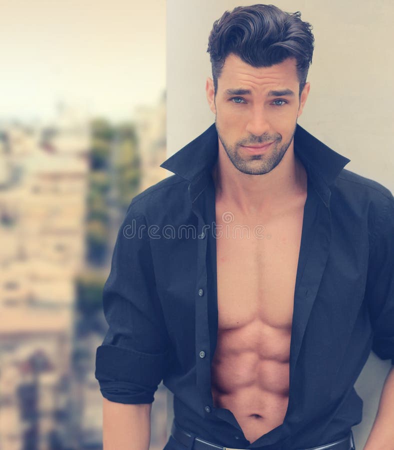 Heisser kerl im smoking