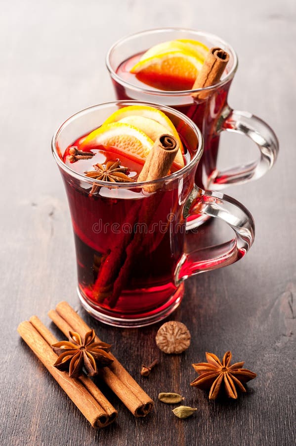 Heißer Wein (Glühwein) stockfoto. Bild von gewürz, locher - 37617084