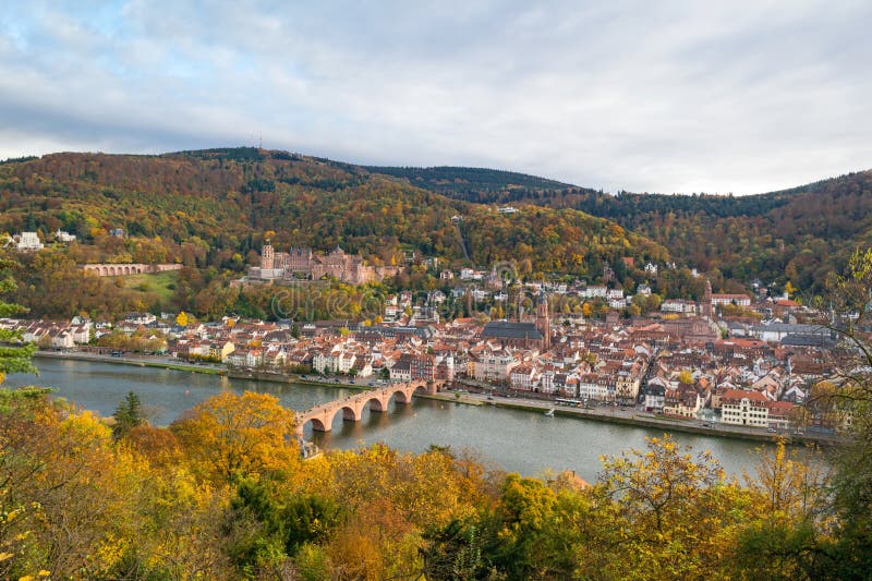 Heidelberg, Duitsland: herfst panoramische luchtmening over de Oude Stad, de rivier Neckar, de Oude Brug en het kasteel stock afbeeldingen Heidelberg, Duitsland: herfst panoramische luchtmening over de Oude Stad, de rivier Neckar, de Oude Brug en het kasteel stock afbeeldingen