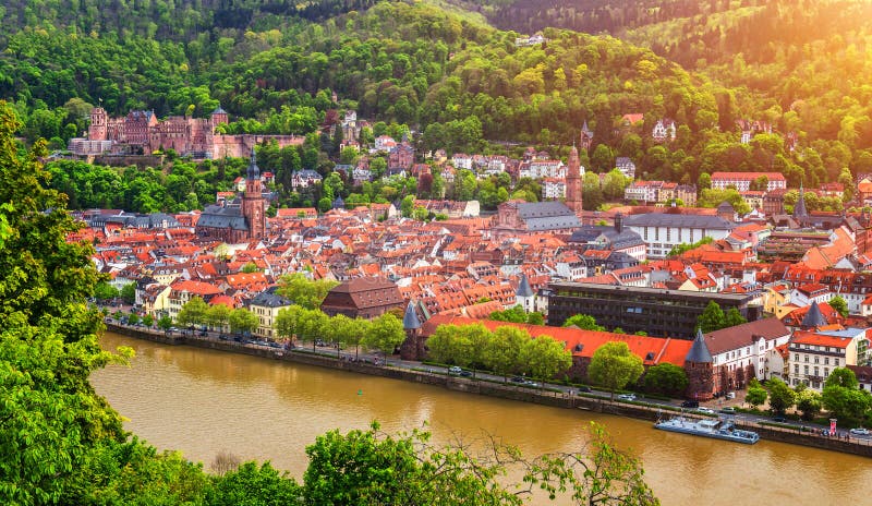 Heidelberg miasteczko z sławnym starym mostem i Heidelberg roszujemy, Heidelberg, Niemcy obraz stock Heidelberg miasteczko z sławnym starym mostem i Heidelberg roszujemy, Heidelberg, Niemcy obraz stock