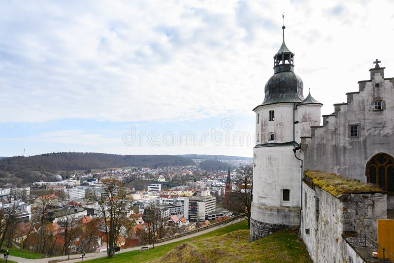 HEIDENHEIM, DEUTSCHLAND, AM 7. APRIL 2019: Ansicht vom Schloss Hellenstein über der Stadt Heidenheim ein der Brenz in Süd-Deuts stockfotos HEIDENHEIM, DEUTSCHLAND, AM 7. APRIL 2019: Ansicht vom Schloss Hellenstein über der Stadt Heidenheim ein der Brenz in Süd-Deuts stockfotos