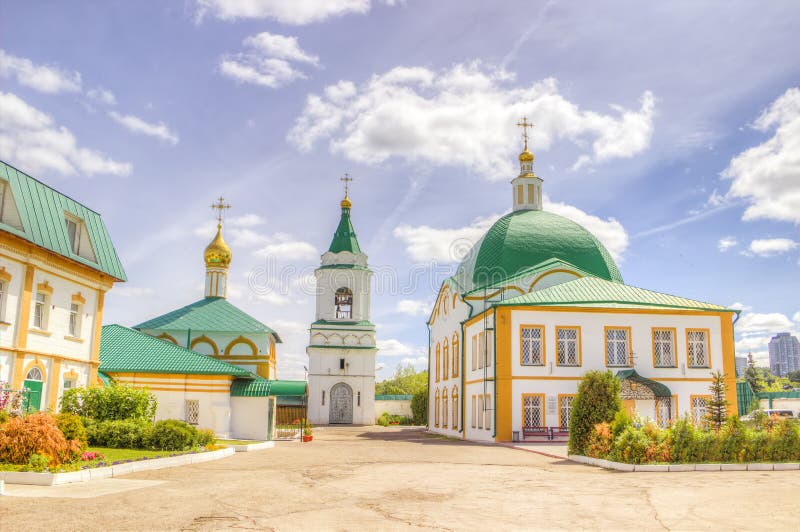 Heilig Drievuldigheidsklooster Cheboksary Rusland royalty-vrije stock afbeelding Heilig Drievuldigheidsklooster Cheboksary Rusland royalty-vrije stock afbeelding