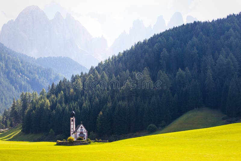 Heilig-Johann-Kirche in den Dolomitalpen stockfoto Heilig-Johann-Kirche in den Dolomitalpen stockfoto