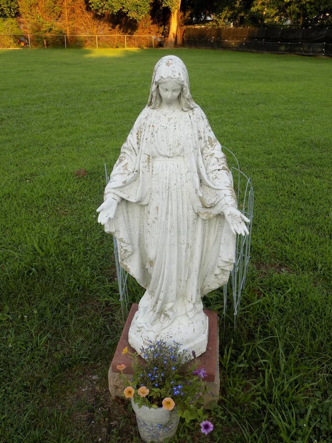 Heilig Moederstandbeeld die door St Francis De Sales in Benedict rotten stock foto's Heilig Moederstandbeeld die door St Francis De Sales in Benedict rotten stock foto's