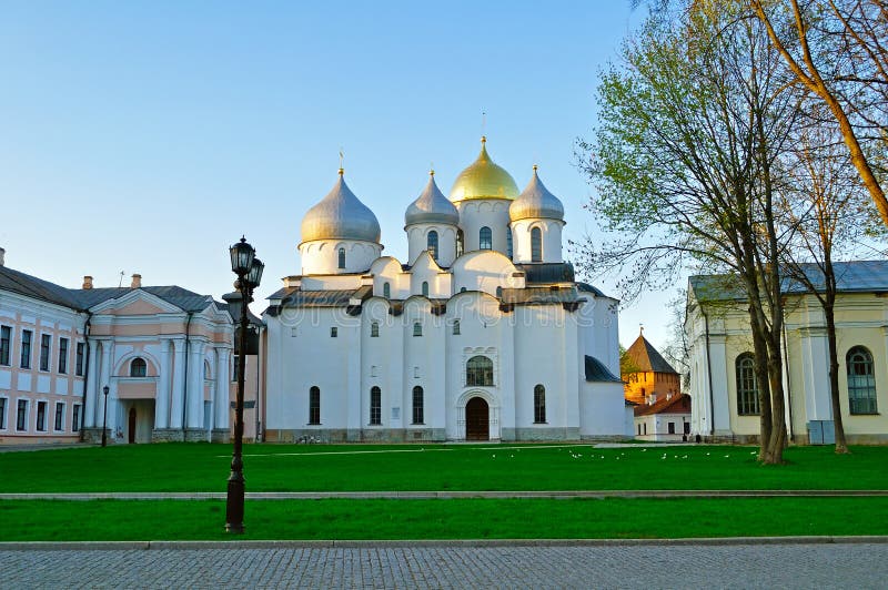 Heilig-Sophia Orthodox-Kathedrale bei buntem Sonnenuntergang des Frühlinges in Veliky Novgorod, Russland stockfotos Heilig-Sophia Orthodox-Kathedrale bei buntem Sonnenuntergang des Frühlinges in Veliky Novgorod, Russland stockfotos