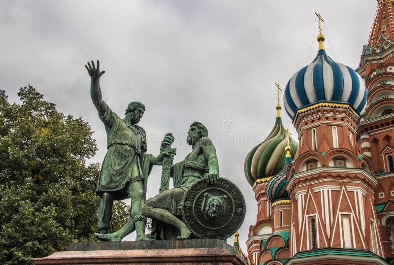 Heilige Basil Cathedral en monument van Minin en Pozharsky, Rood Vierkant, Moskou royalty-vrije stock fotografie Heilige Basil Cathedral en monument van Minin en Pozharsky, Rood Vierkant, Moskou royalty-vrije stock fotografie