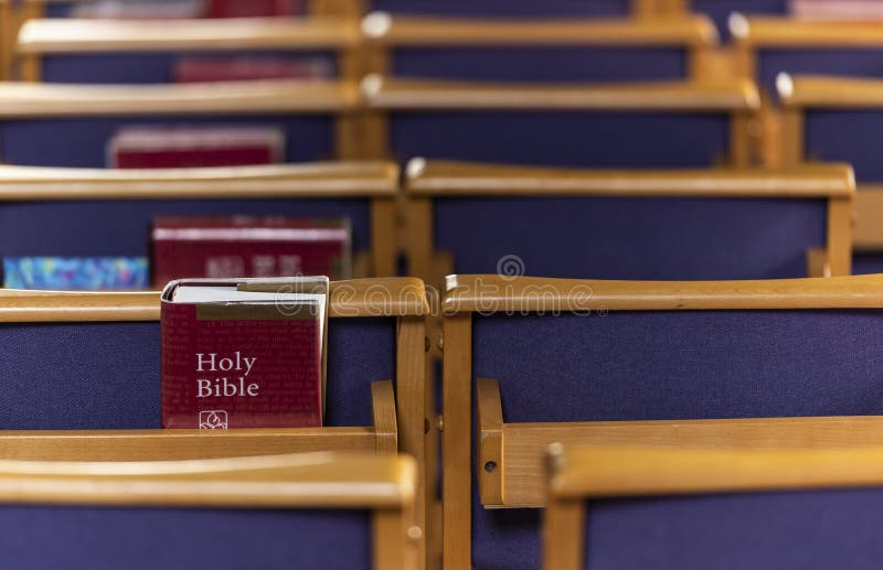Heilige Bijbel en Stoel in Kerk stock afbeeldingen Heilige Bijbel en Stoel in Kerk stock afbeeldingen