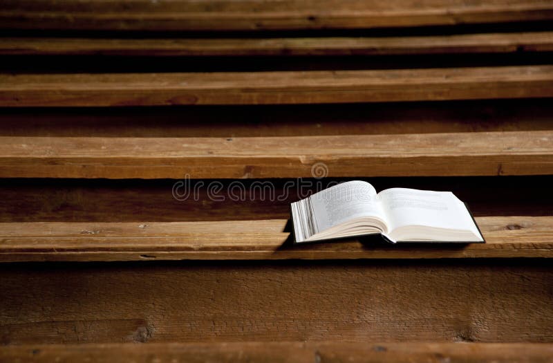 Heilige Bijbel in kerk stock foto Heilige Bijbel in kerk stock foto