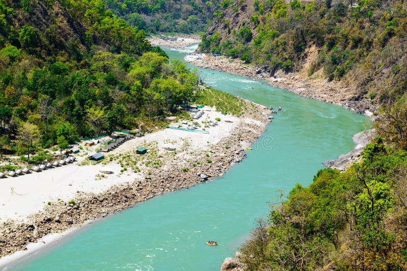 Heilige de rivierstromen van Ganges in een vallei, India royalty-vrije stock foto Heilige de rivierstromen van Ganges in een vallei, India royalty-vrije stock foto