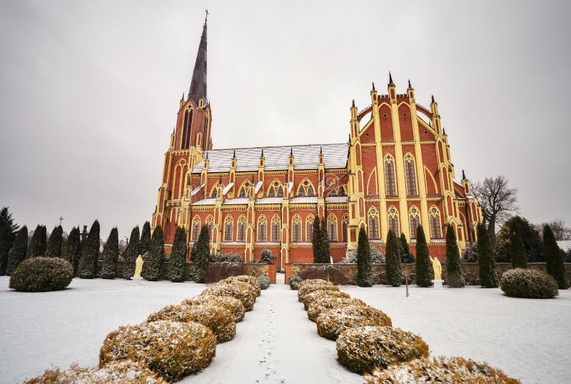 Heilige Drievuldigheids katholieke kerk, Gervyaty-dorp in de wintertijd stock foto's Heilige Drievuldigheids katholieke kerk, Gervyaty-dorp in de wintertijd stock foto's